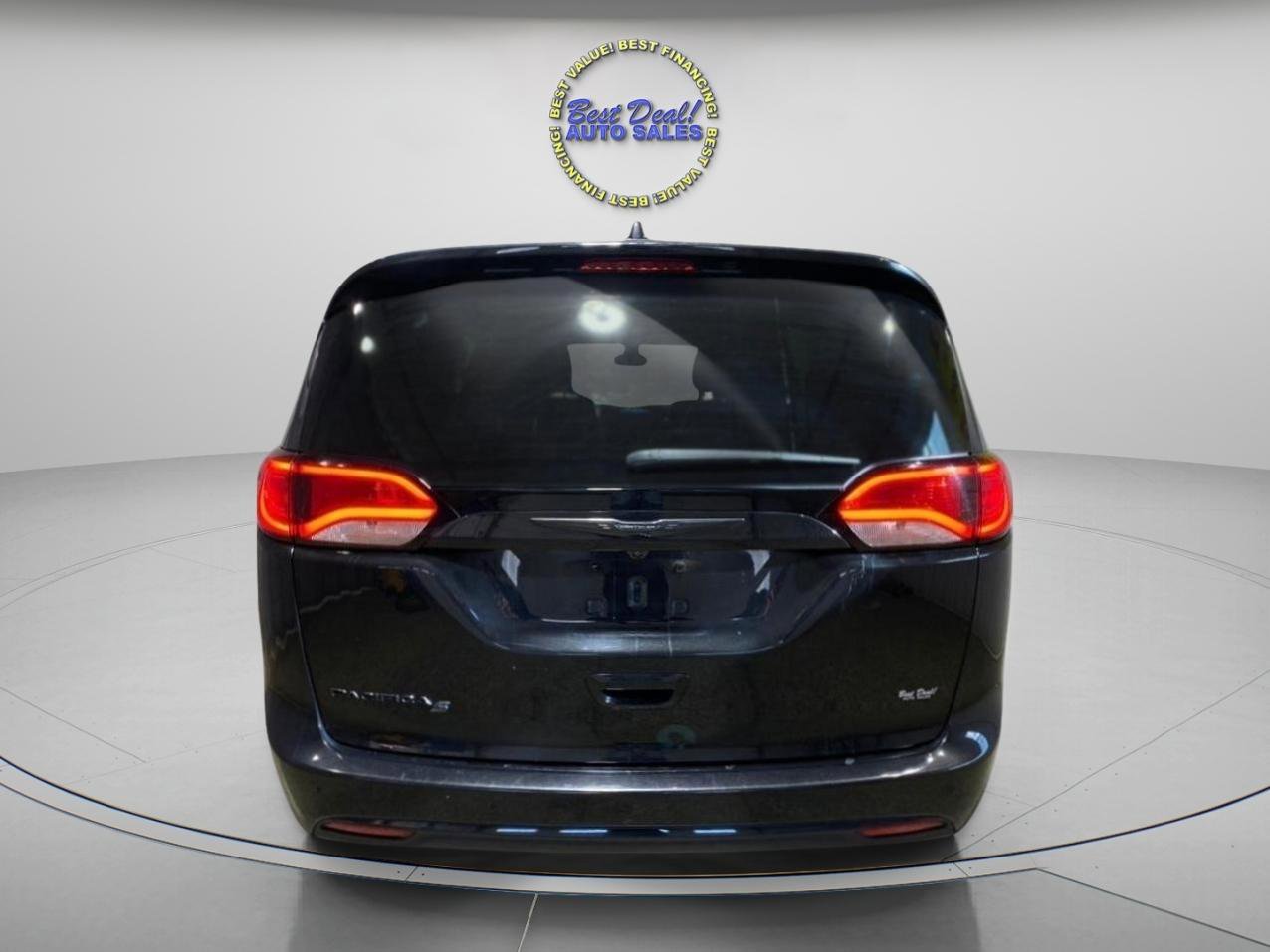 Used 2018 Chrysler Pacifica Touring-L w/ Premium Audio Group FWD image 4