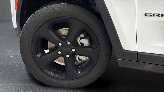 Used 2025 Jeep Grand Cherokee Limited w/ Black Appearance Package image 29
