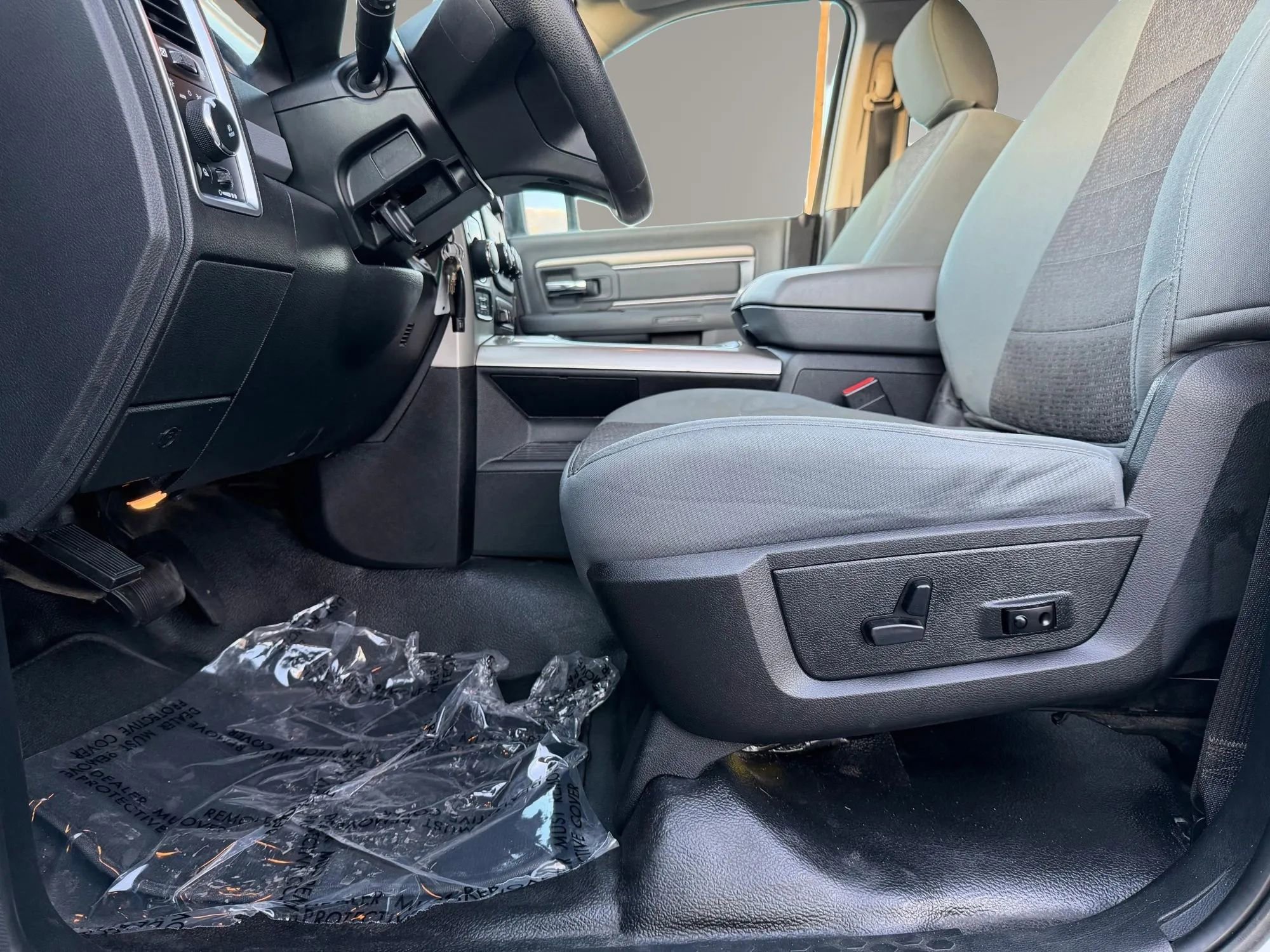 Used 2017 RAM 1500 Classic SLT AWD/4WD image 17