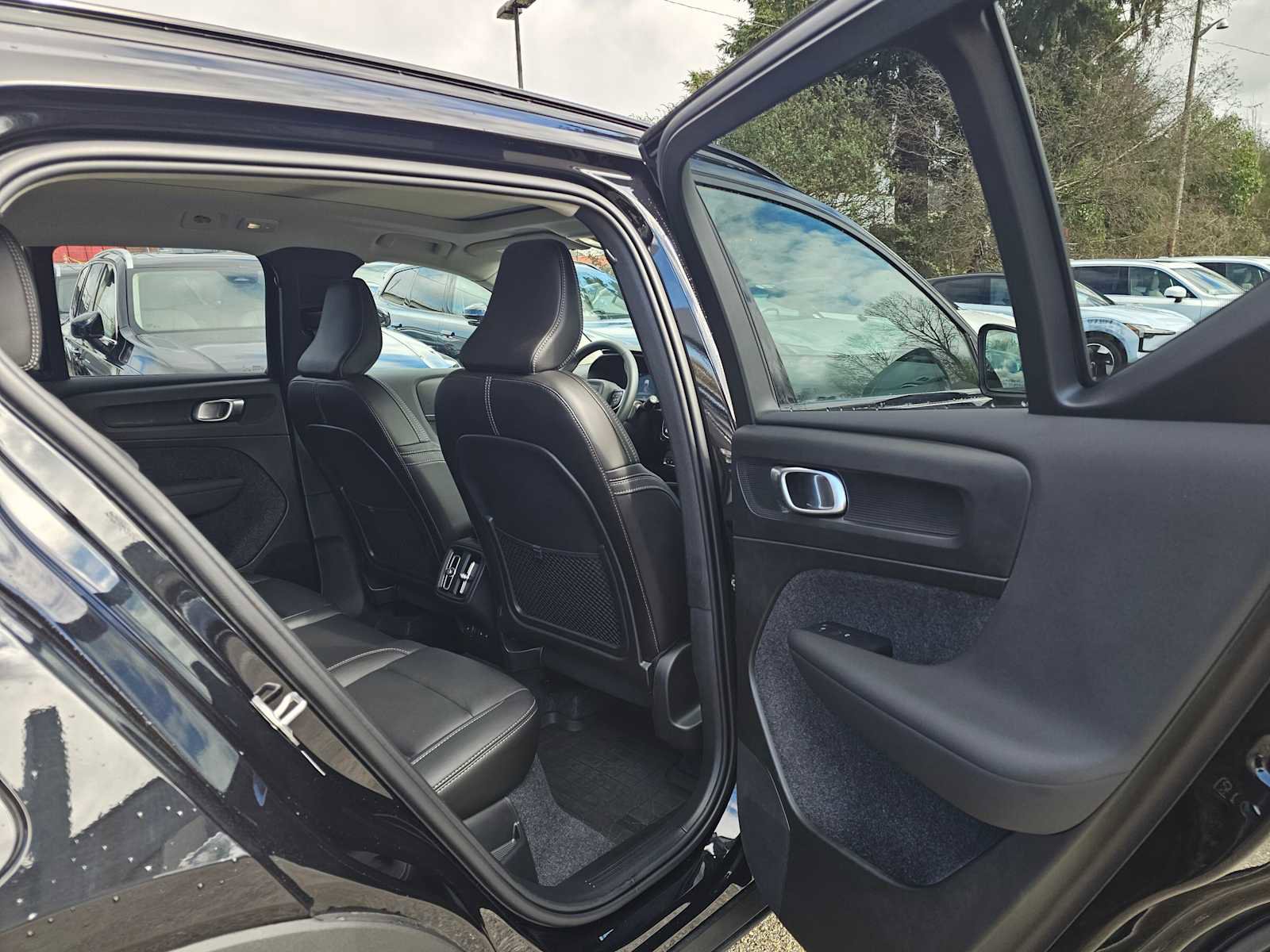 Used 2025 Volvo XC40 B5 Plus w/ Protection Package Premier image 12