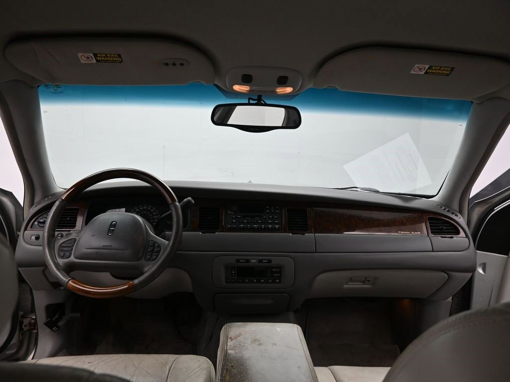 Used 2002 Lincoln Town Car Signature image 23