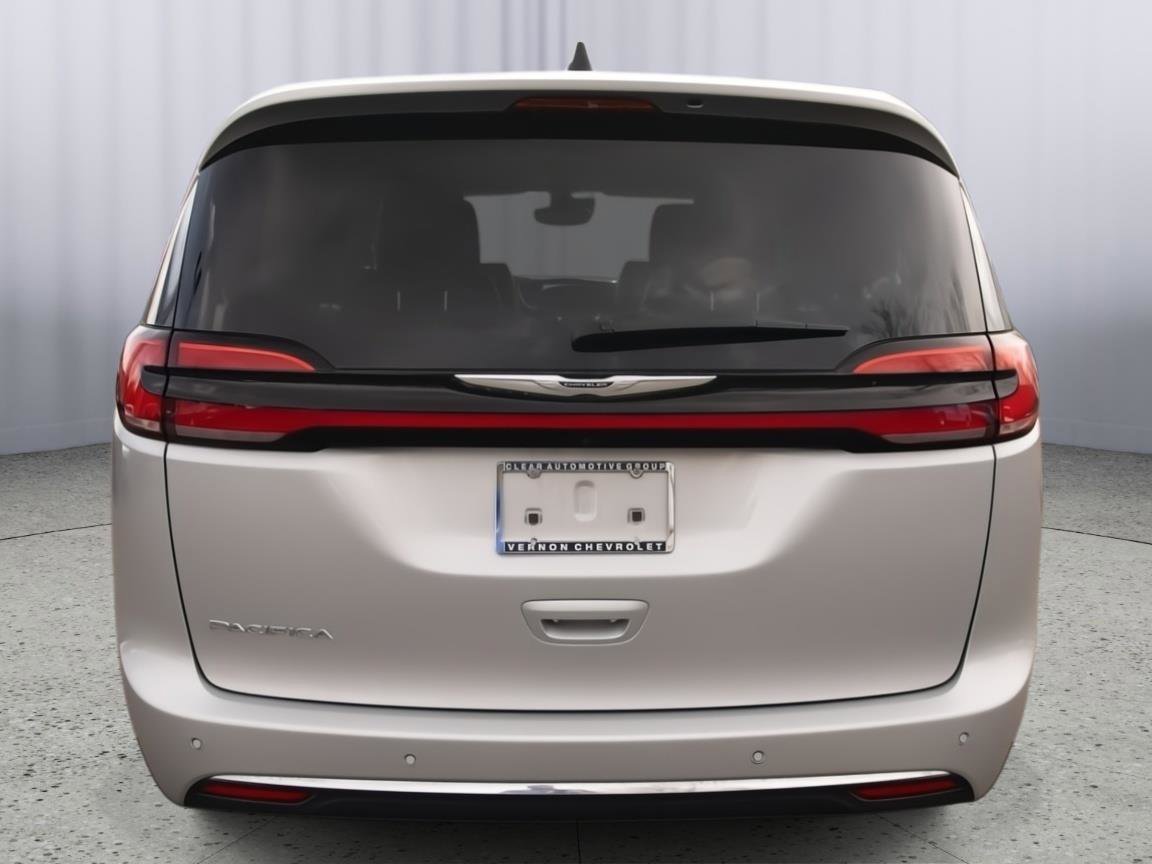 Used 2024 Chrysler Pacifica Touring-L image 26