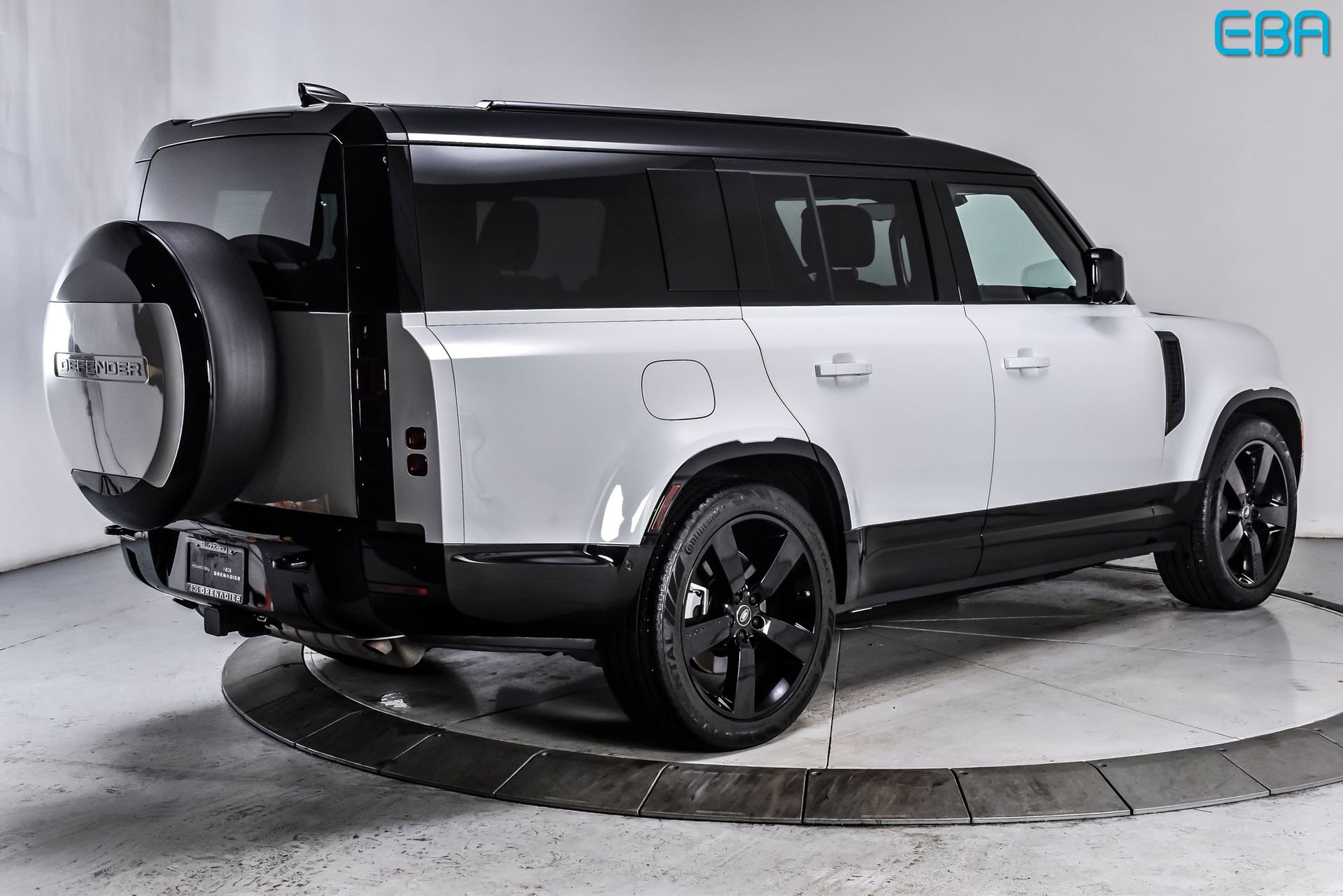 Used 2025 Land Rover Defender 130 X-Dynamic SE image 6