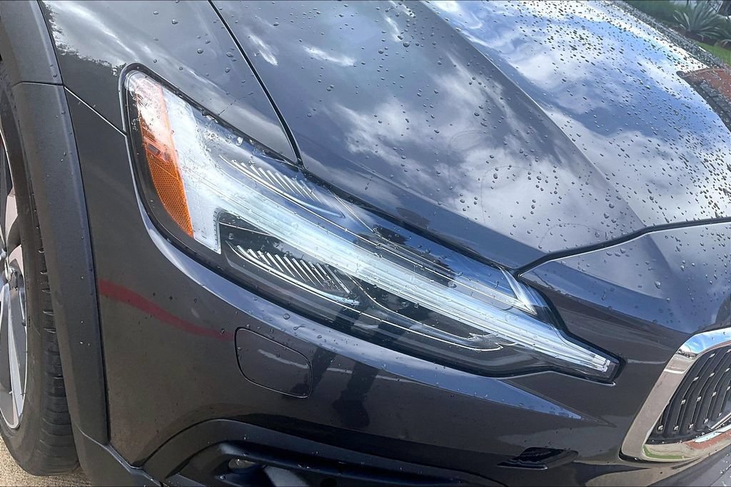Certified 2025 Volvo V60 B5 Cross Country Plus AWD/4WD image 39