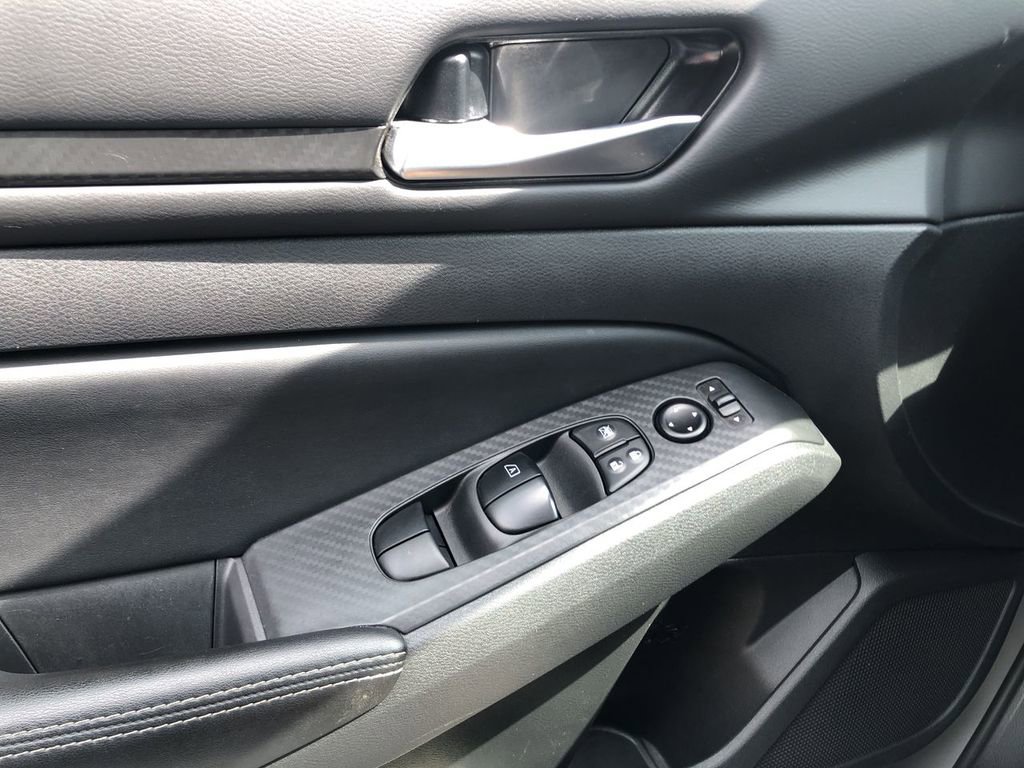 Used 2025 Nissan Altima 2.5 SV FWD image 13