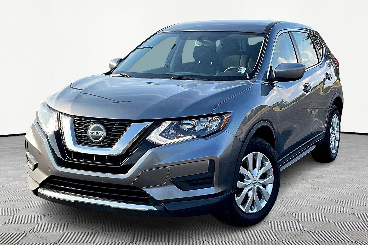 Used 2018 Nissan Rogue S image 2