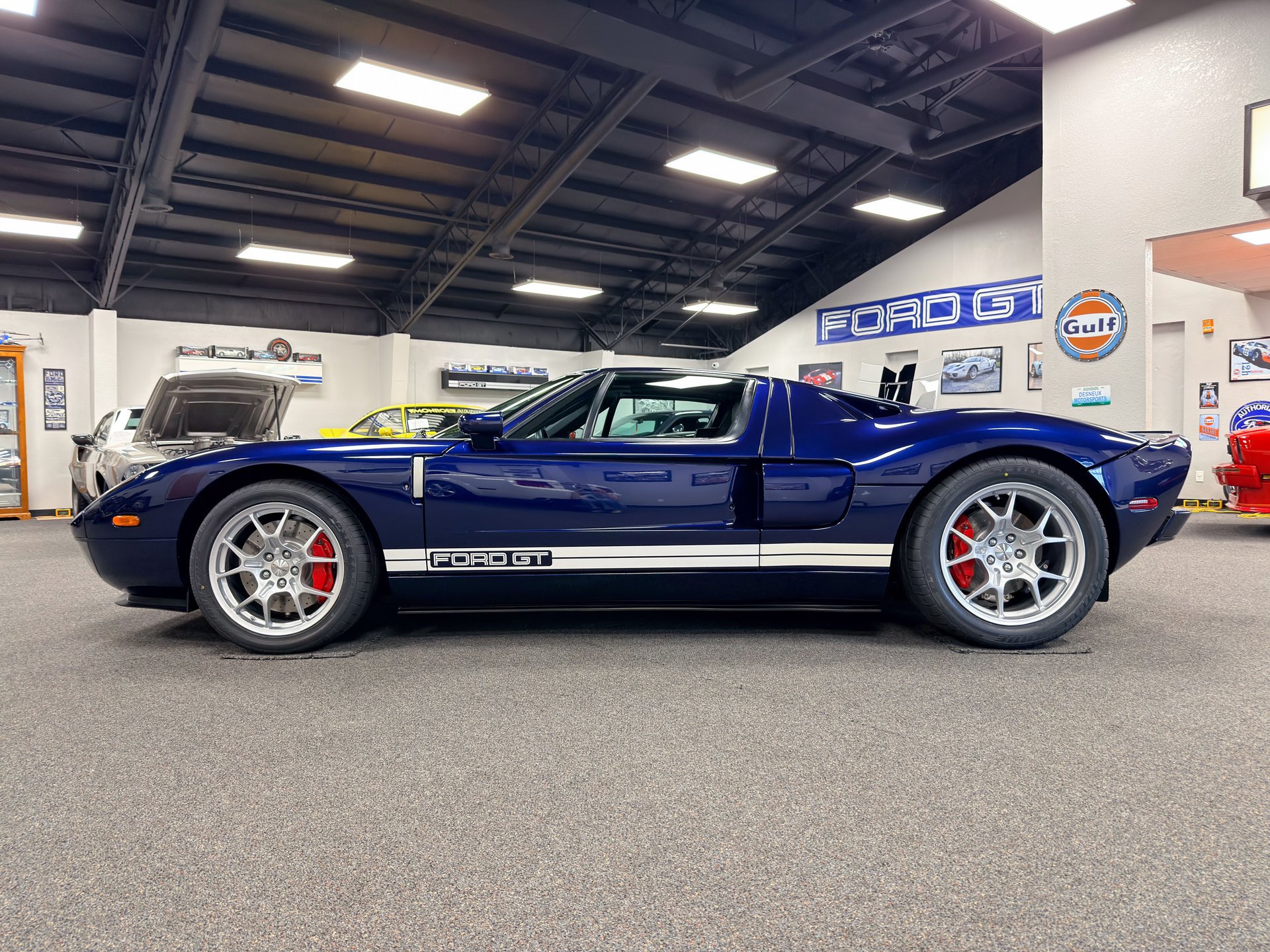 Used 2006 Ford GT RWD image 2