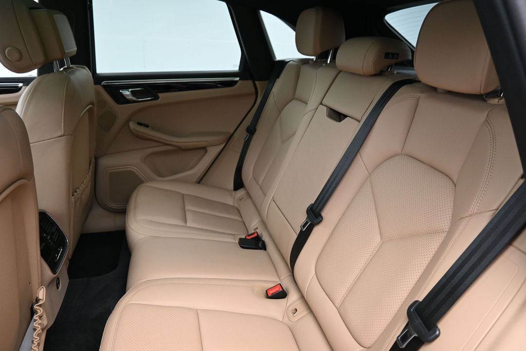 Certified 2023 Porsche Macan Turbo AWD/4WD image 7
