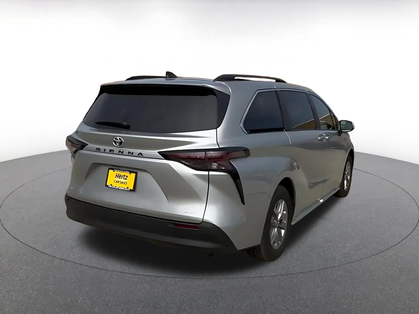 Used 2025 Toyota Sienna XLE FWD image 12