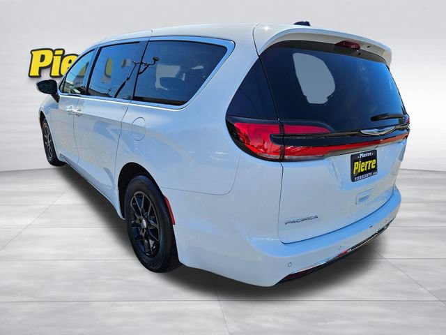 Used 2024 Chrysler Pacifica Touring-L FWD image 3