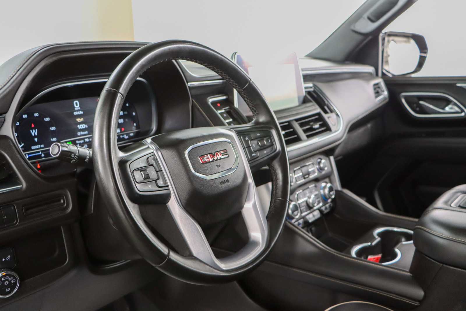 Used 2023 GMC Yukon SLT w/ SLT Luxury Package AWD/4WD image 26