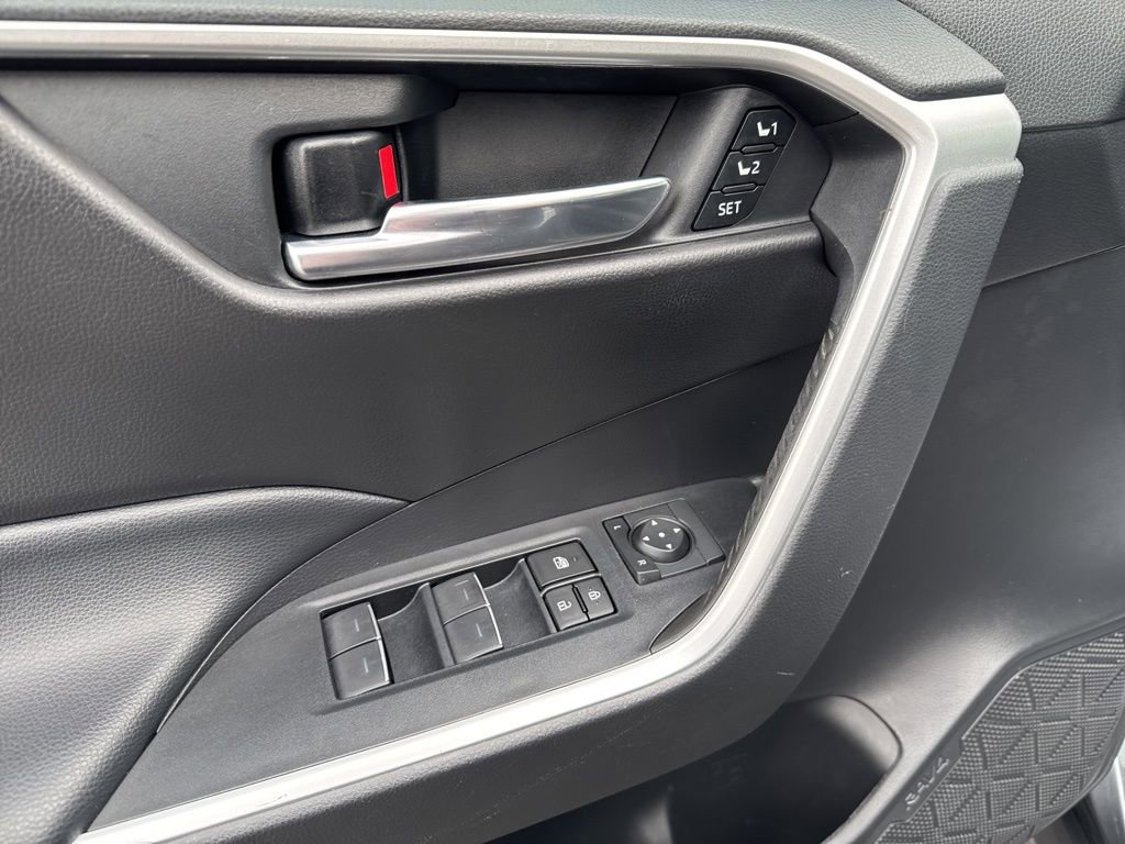Used 2022 Toyota RAV4 XLE Premium image 15