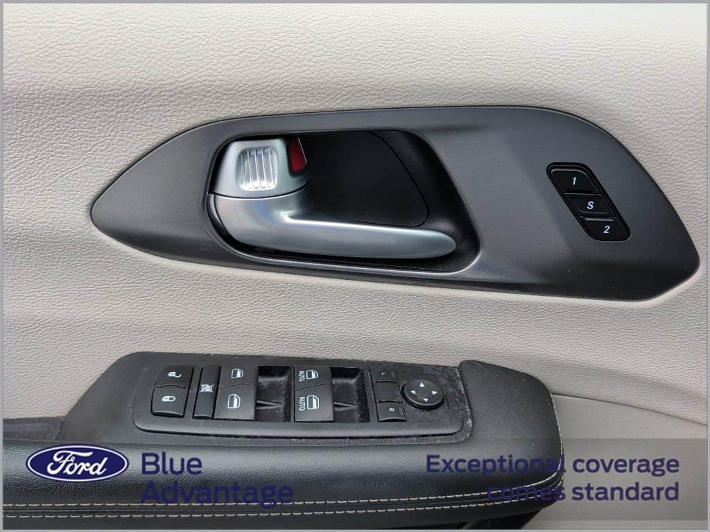 Used 2024 Chrysler Pacifica Touring-L FWD image 11