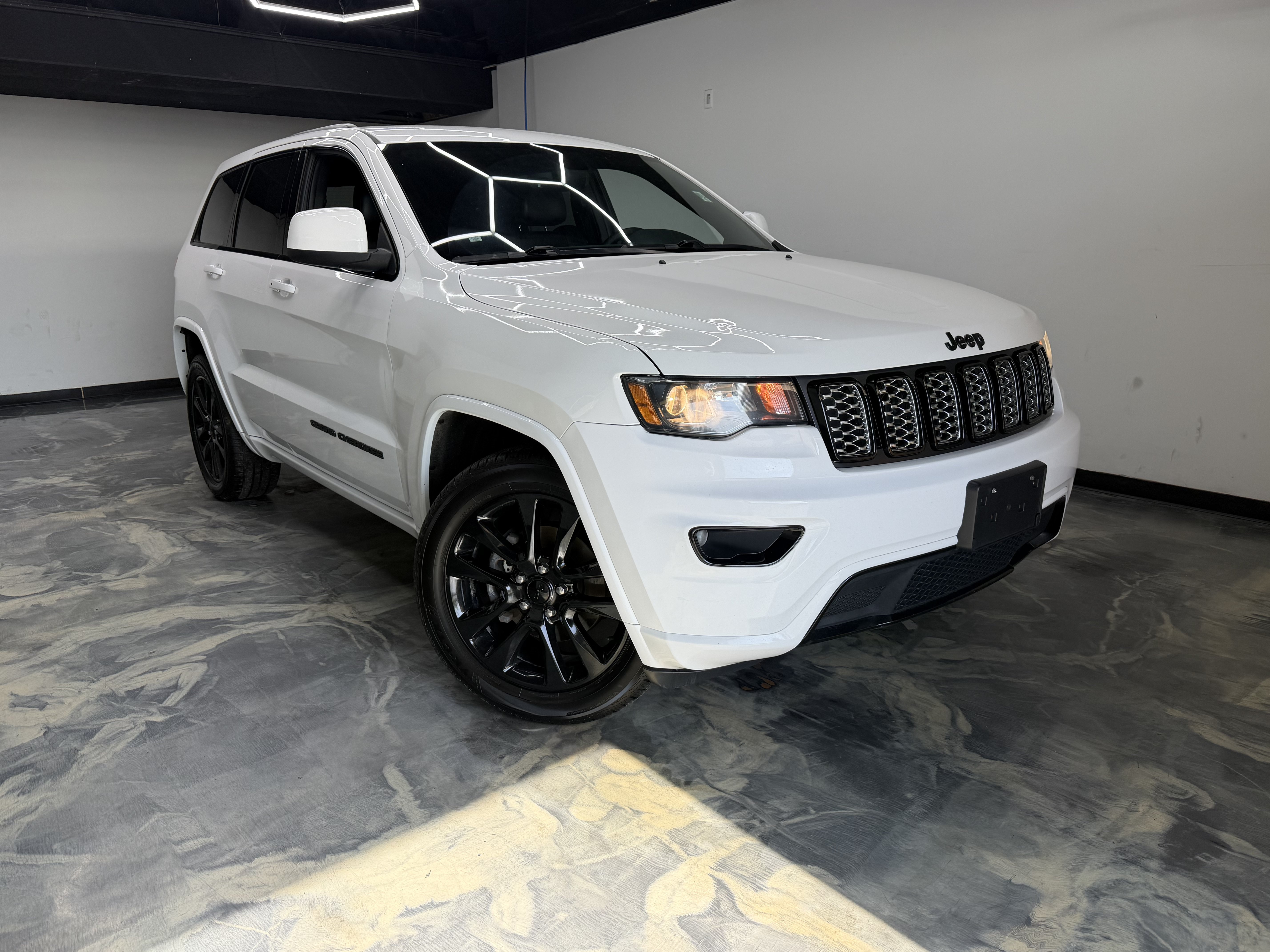Used 2017 Jeep Grand Cherokee Altitude AWD/4WD image 5