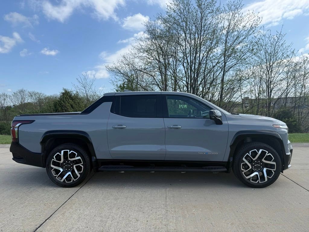 Used 2025 Chevrolet Silverado EV RST image 2