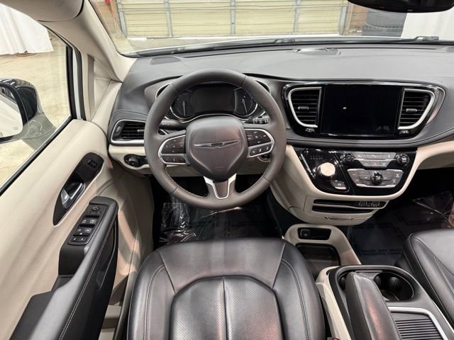 Used 2024 Chrysler Pacifica Select image 16
