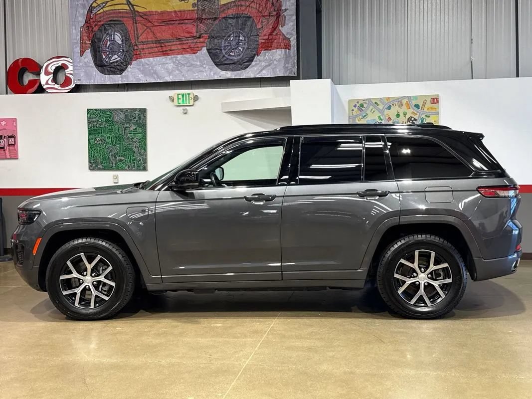 Used 2022 Jeep Grand Cherokee Overland w/ Advanced Protech Group III AWD/4WD image 4
