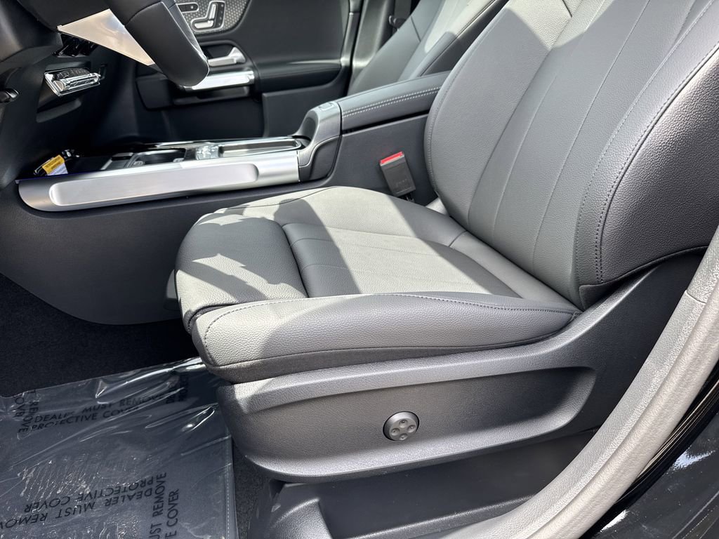 New 2025 Mercedes-Benz GLB 250 4MATIC image 17