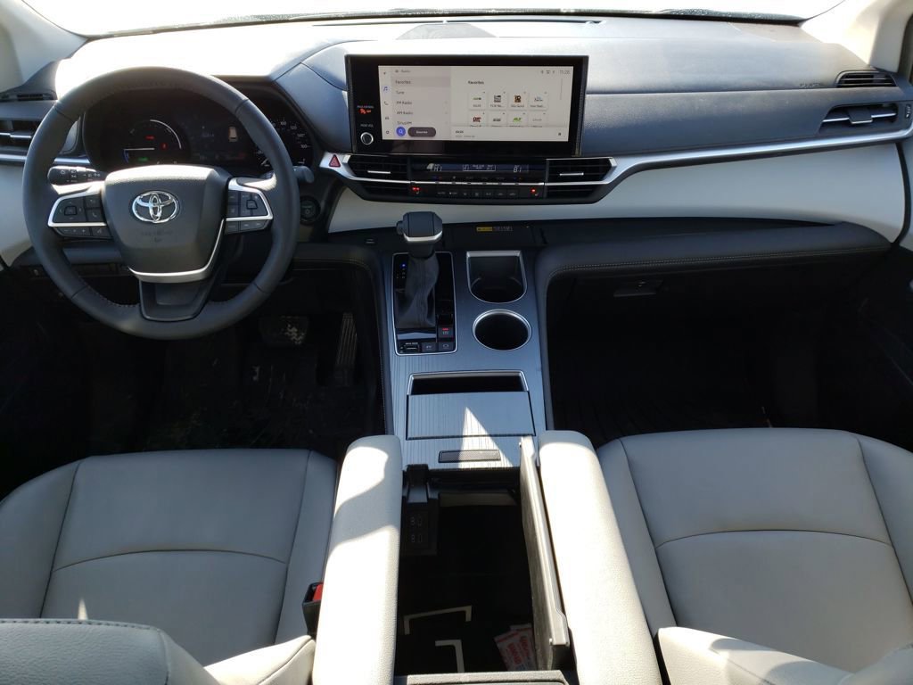 Used 2025 Toyota Sienna XLE image 12