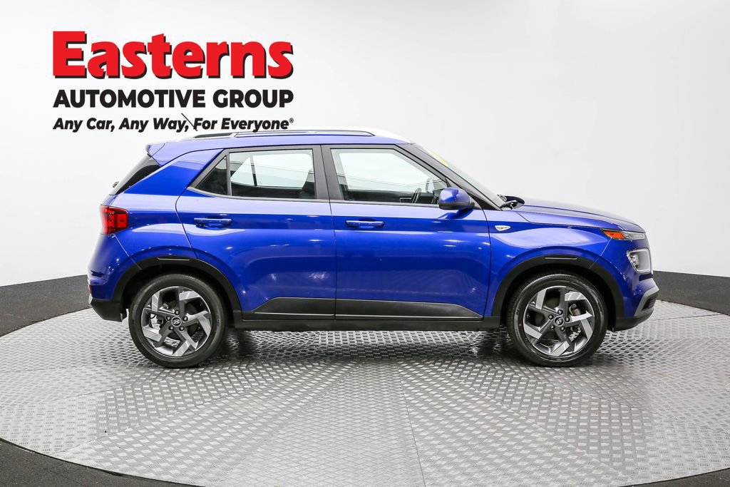Used 2023 Hyundai Venue SEL image 4