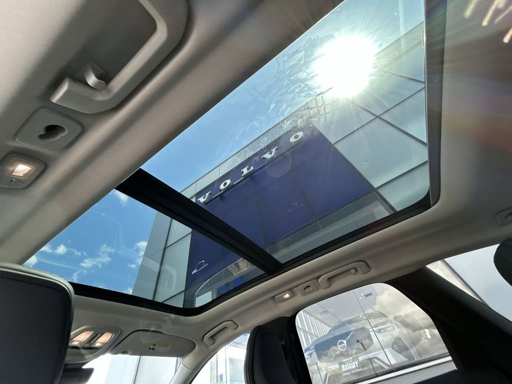 Certified 2022 Volvo XC60 B5 Inscription w/ Advanced Package AWD/4WD image 24