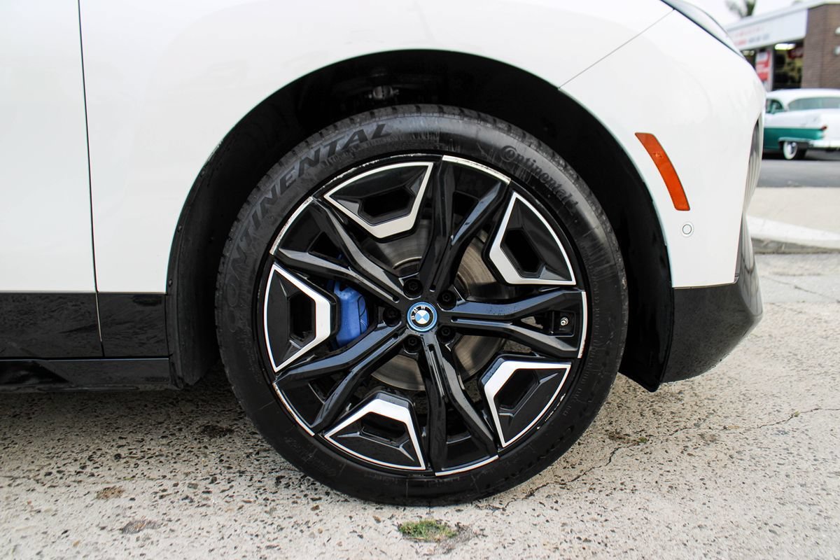 Used 2024 BMW iX xDrive50 w/ Premium Package AWD/4WD image 11