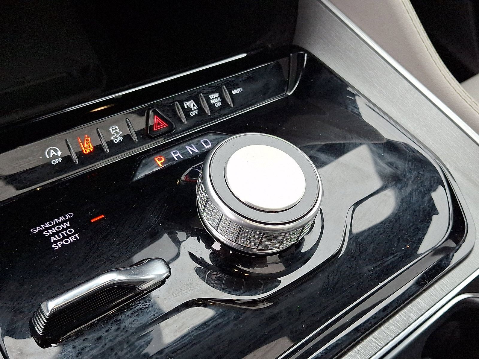 Used 2025 Jeep Wagoneer 4WD w/ Premium Group I image 14