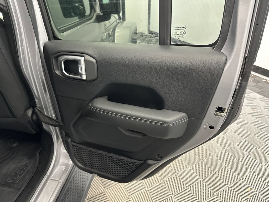 Used 2018 Jeep Wrangler Unlimited Sahara AWD/4WD image 16