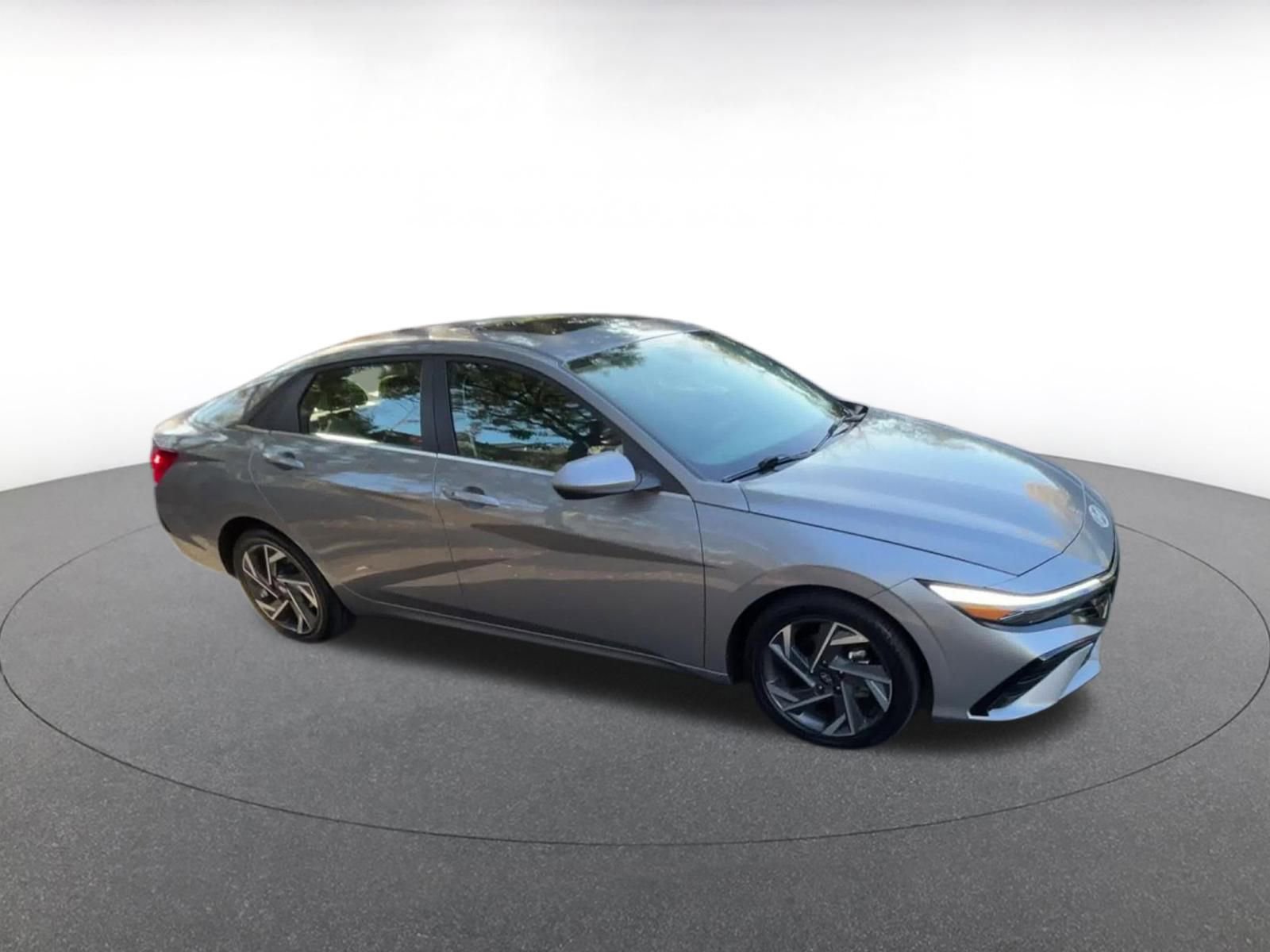 Used 2025 Hyundai Elantra SEL image 2