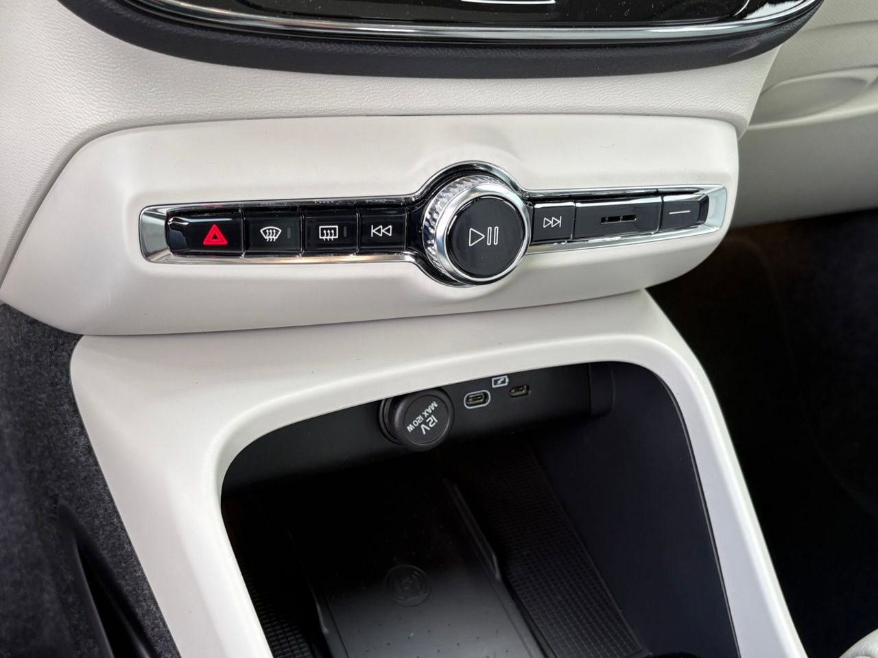 New 2026 Volvo XC40 B4 Plus w/ Protection Package Premier FWD image 13
