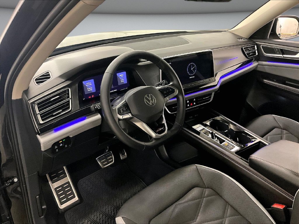 Used 2024 Volkswagen Atlas Peak Edition SE AWD/4WD image 17