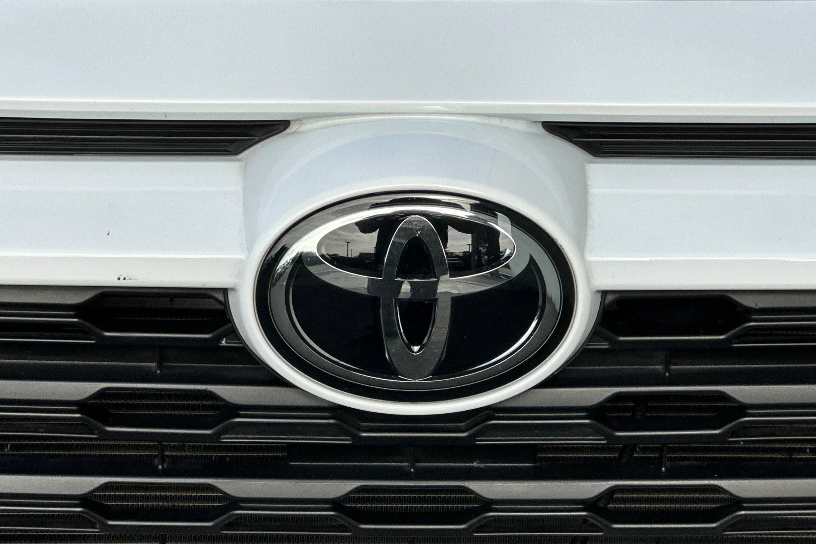 Used 2025 Toyota RAV4 XLE w/ Convenience Package FWD image 38