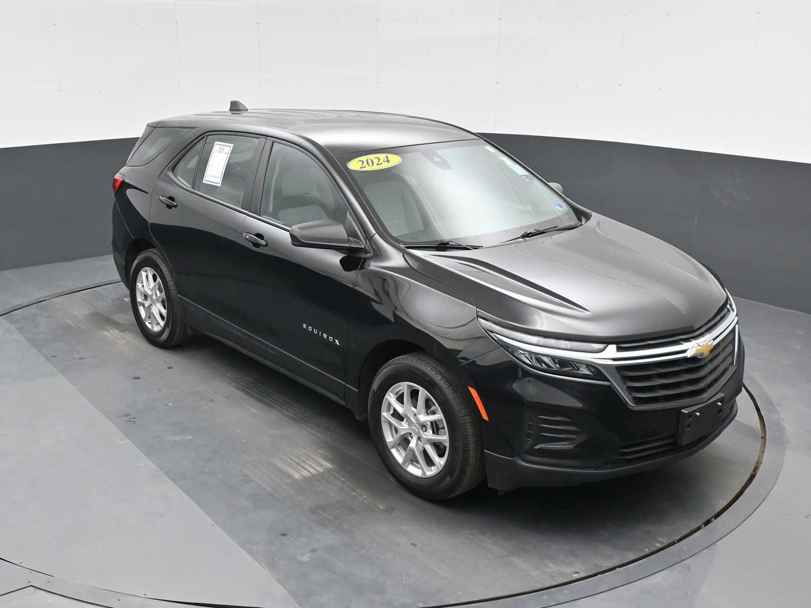 Used 2024 Chevrolet Equinox LS w/ Driver Confidence II Package FWD image 10