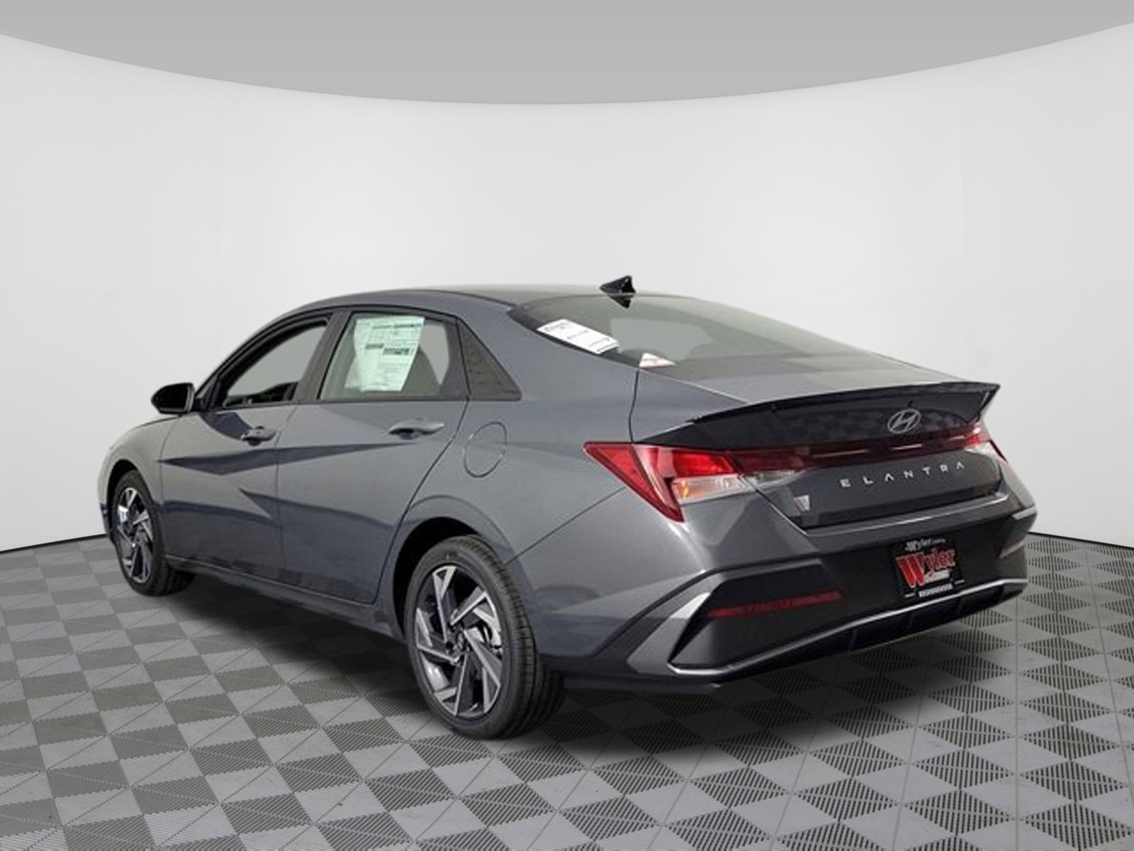 Certified 2025 Hyundai Elantra Sport image 38