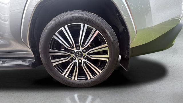 Used 2024 Lexus LX 600 4WD w/ Luxury Package image 40