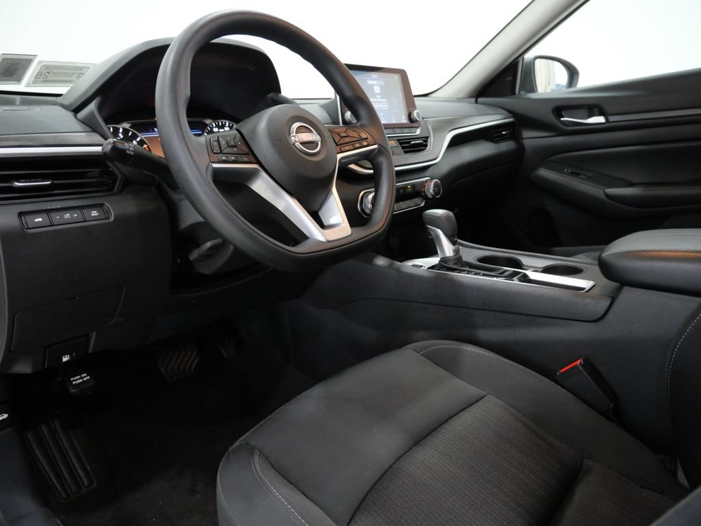 Used 2025 Nissan Altima 2.5 SV FWD image 11