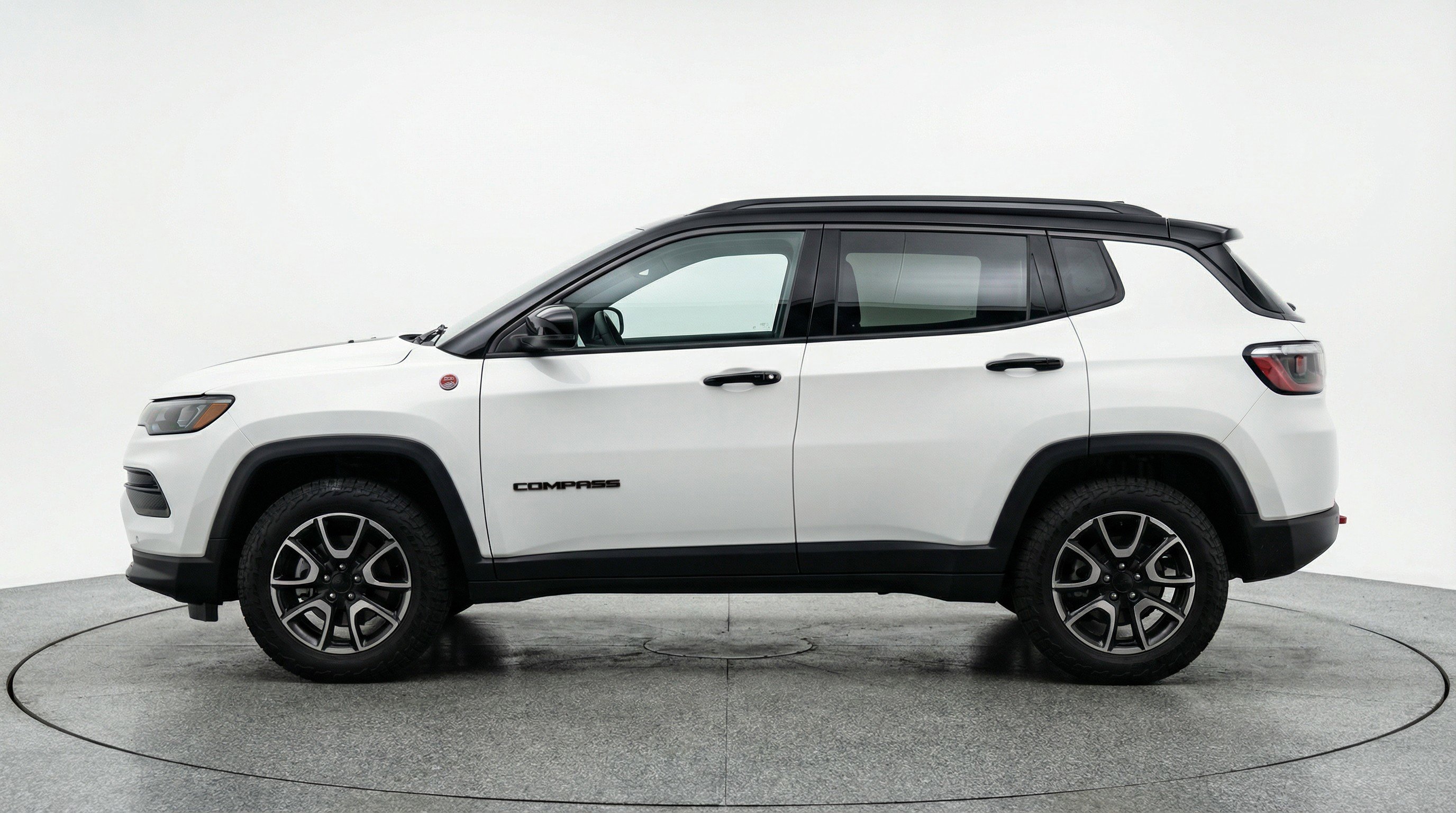 Used 2025 Jeep Compass Trailhawk AWD/4WD image 5