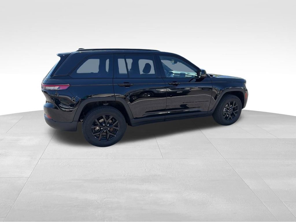 Used 2025 Jeep Grand Cherokee Altitude AWD/4WD image 12