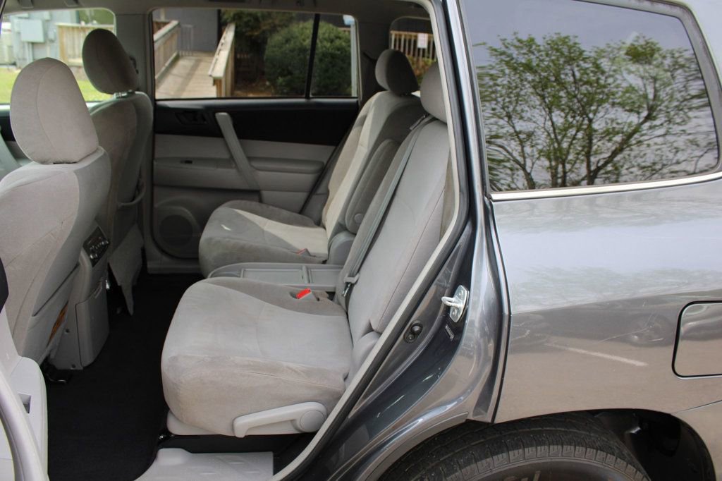 Used 2013 Toyota Highlander Plus w/ Cold Weather Pkg image 21