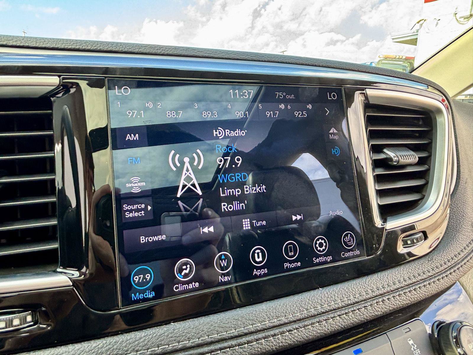 Used 2018 Chrysler Pacifica Limited FWD image 34