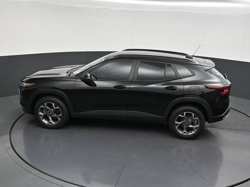 Used 2025 Chevrolet Trax LT FWD image 16