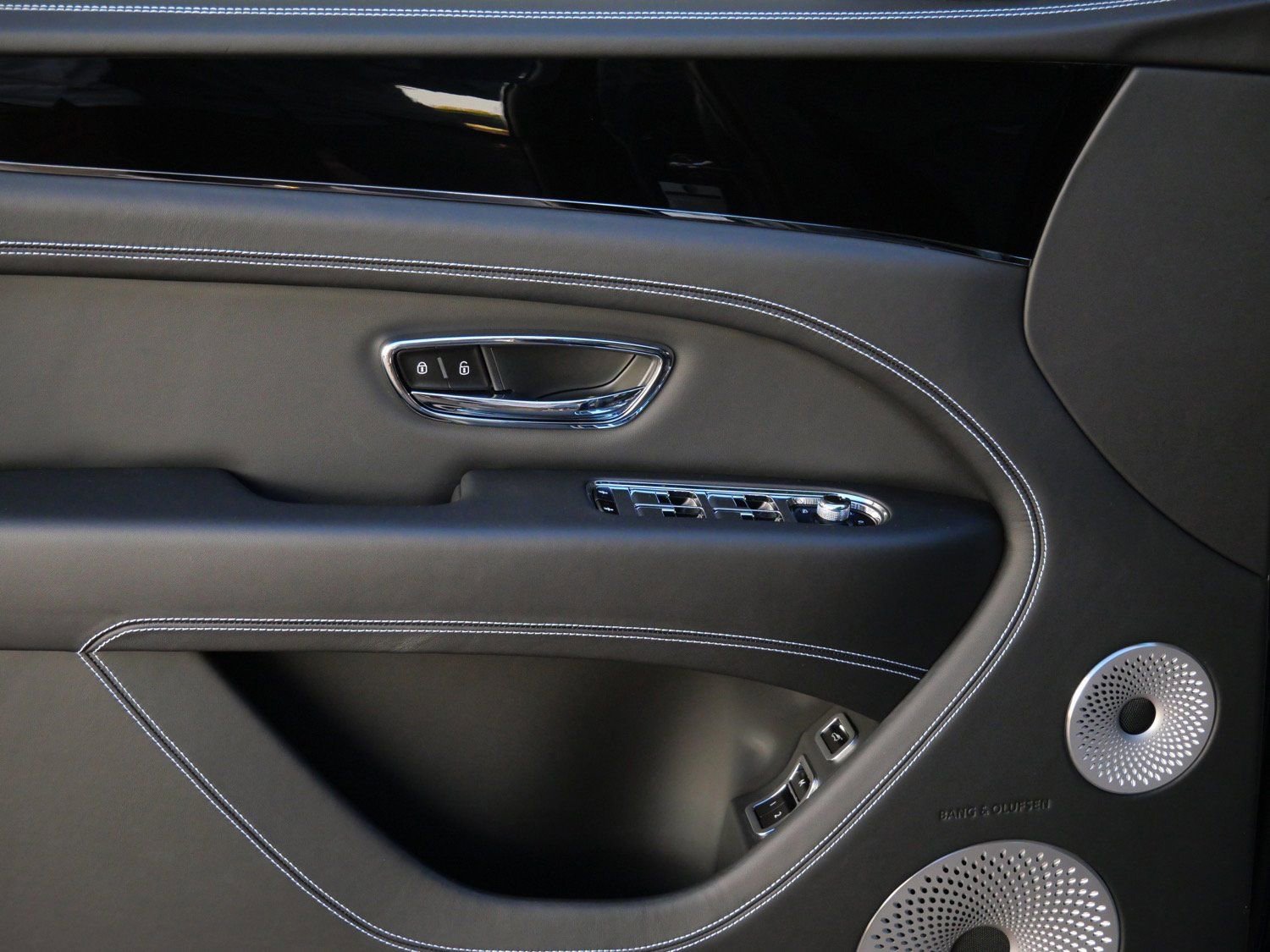 Used 2025 Bentley Bentayga Extended Wheelbase image 14