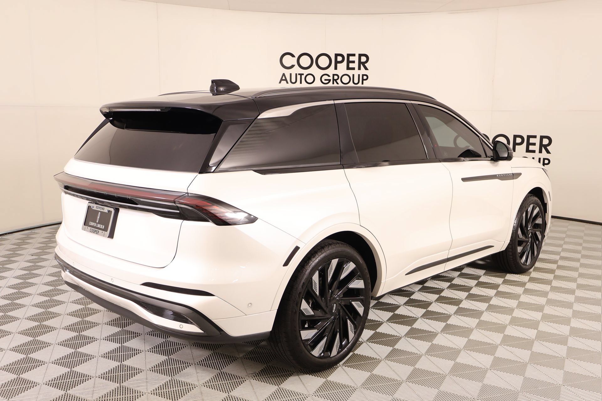 Certified 2024 Lincoln Nautilus Black Label w/ Jet Appearance Package (87T) AWD/4WD image 21