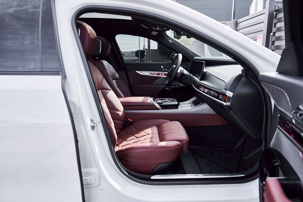 Used 2025 BMW 760i xDrive w/ Premium Package image 25