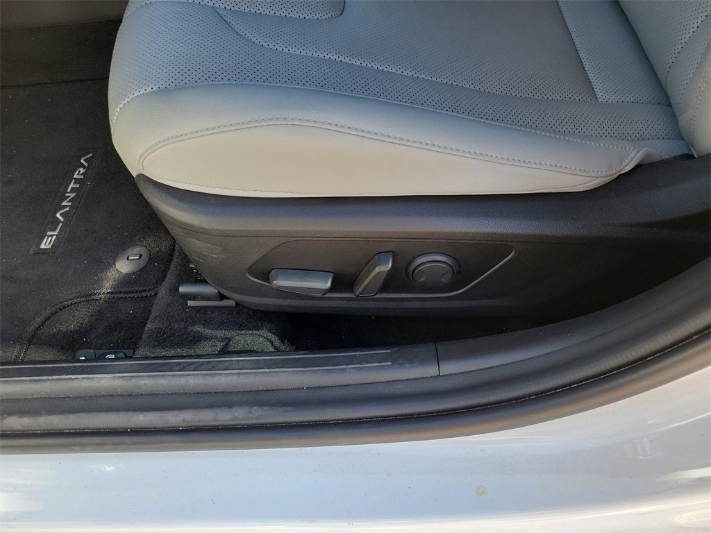 Used 2025 Hyundai Elantra Limited image 11
