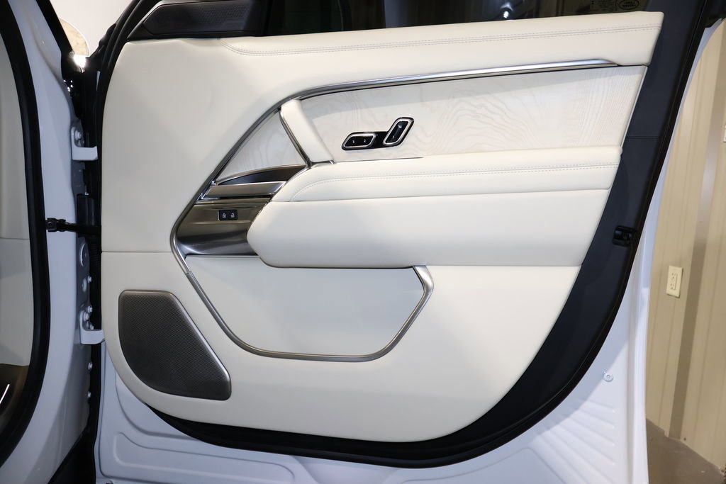 Used 2024 Land Rover Range Rover Long Wheelbase SE image 27