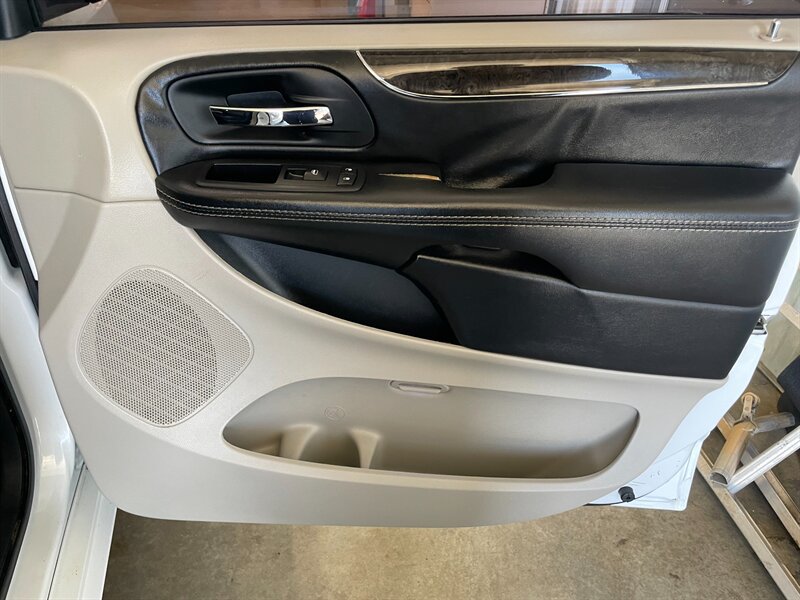 Used 2015 Chrysler Town & Country Touring-L w/ Driver Convenience Group FWD image 21