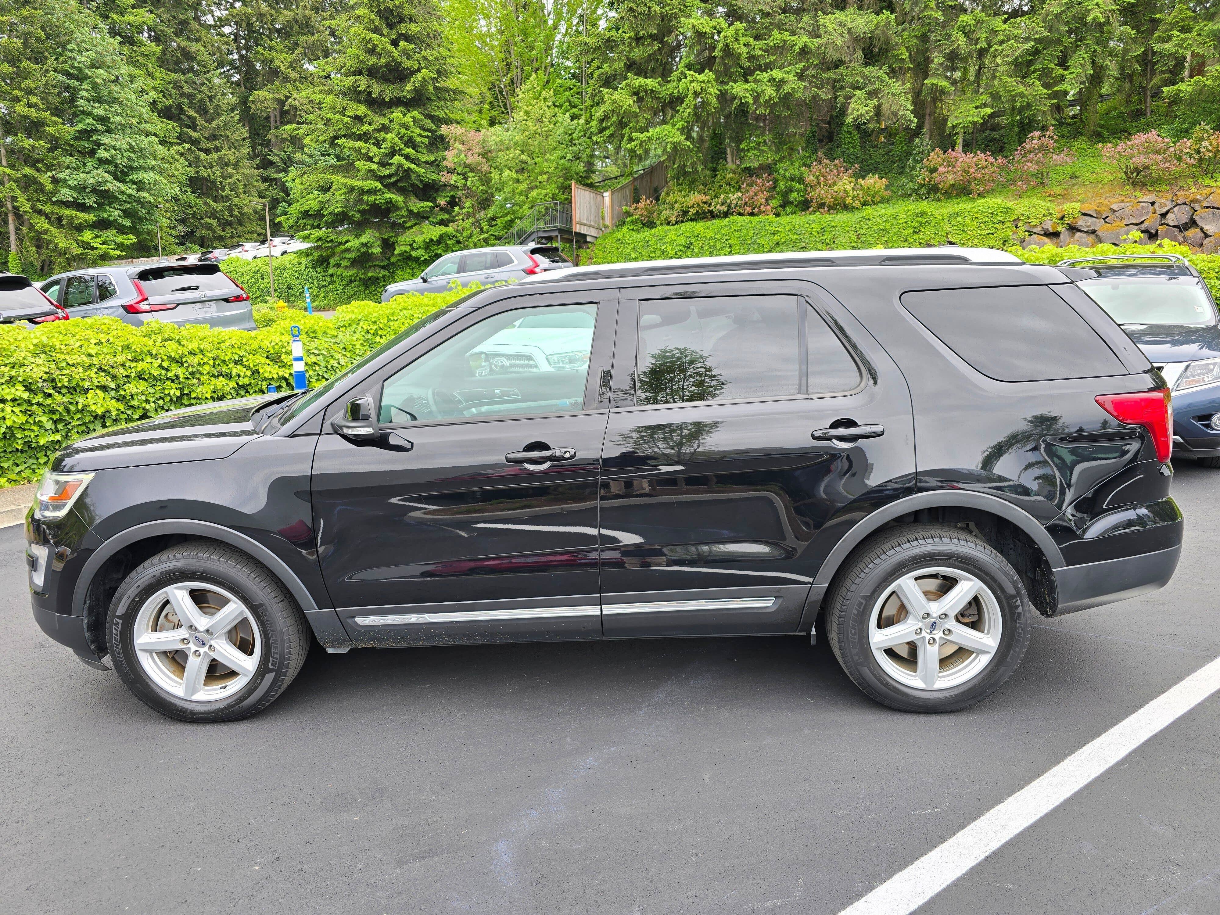 Used 2017 Ford Explorer XLT w/ Equipment Group 202A AWD/4WD image 4