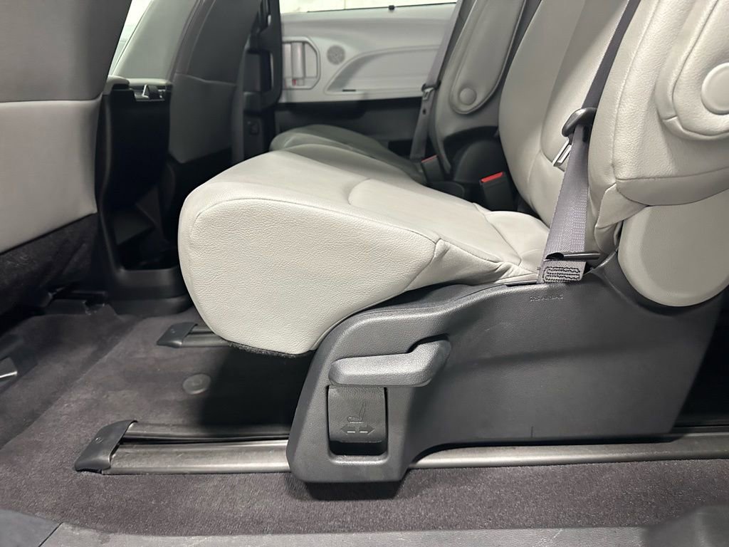 Used 2025 Toyota Sienna XLE image 47