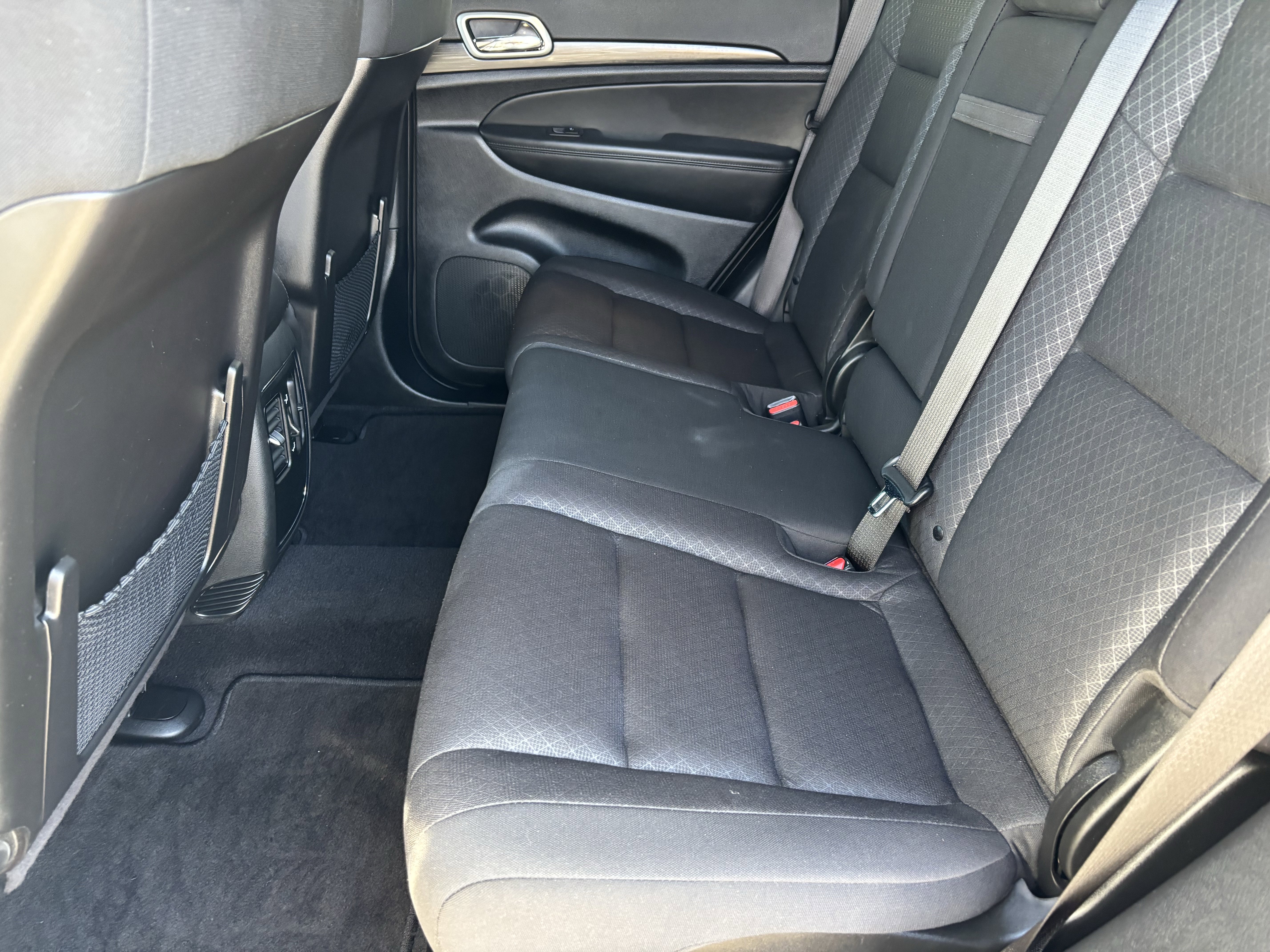 Used 2021 Jeep Grand Cherokee Laredo image 16